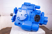 Load image into Gallery viewer, Danfoss Eaton 7620-226 Hydraulic Piston Pump Transmission Hydrostatic