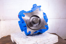 Load image into Gallery viewer, Danfoss Eaton 7620-226 Hydraulic Piston Pump Transmission Hydrostatic