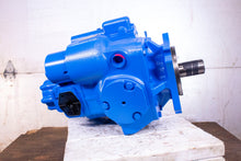 Load image into Gallery viewer, Danfoss Eaton 7620-226 Hydraulic Piston Pump Transmission Hydrostatic