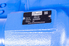 Load image into Gallery viewer, Danfoss Eaton 7620-226 Hydraulic Piston Pump Transmission Hydrostatic