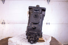 Load image into Gallery viewer, Manitowoc Sauer Danfoss 81000009 Hydraulic Motor