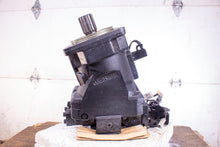Load image into Gallery viewer, Sauer Danfoss 519431 AT227317 750K Hydraulic Motor