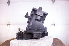 Load image into Gallery viewer, Sauer Danfoss 519431 AT227317 750K Hydraulic Motor