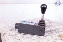 Load image into Gallery viewer, Eaton Vickers DG17V-3-2N-60 Directional Control Valve
