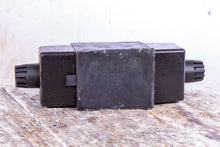 Load image into Gallery viewer, Parker D3DW3CNYP5 30 Hydraulic Valve