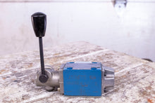Load image into Gallery viewer, Mannesmann Rexroth 4WMM6D53/F RR00009279 Hydraulic Valve