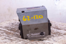 Load image into Gallery viewer, Moog Controls 62-120 Hydraulic Valve