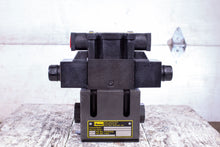 Load image into Gallery viewer, Parker D31VW00901VYC Directional Control Valve