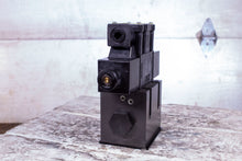 Load image into Gallery viewer, Parker D31VW00901VYC Directional Control Valve