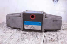 Load image into Gallery viewer, Vickers DG454 013C 50 71157 DIRECTIONAL Hydraulic VALVE