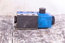 Load image into Gallery viewer, Vickers DG4V-3-0A-M-U-B6-60 871076 Solenoid Valve