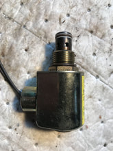 Load image into Gallery viewer, Vickers SV4-10V-0-0-110DS solenoid valve