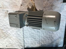 Load image into Gallery viewer, Indur 3 PH Asynchronous Electric Motor Gear Box US-362 b14/2 AF.63.S4.B657