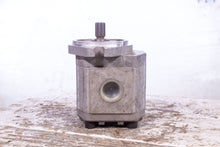 Load image into Gallery viewer, Sauer Sundstrand TKP4-26/16.5 D SC06 1/9H Hydraulic Pump