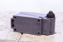 Load image into Gallery viewer, Square D Limit Switch B626 Series A