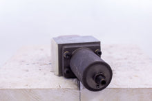 Load image into Gallery viewer, Vickers SM1-3FB-10-30-JA Pressure Valve Assembly