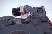 Load image into Gallery viewer, Sauer Sundstrand Hydraulic Pump PV242501DNRCDX MCV104A6922 valve GR424-2501DN-RC