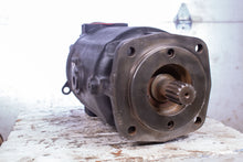 Load image into Gallery viewer, Eaton 5433-119 Fixed Displacement Piston Motor - 5.43 in³/r Displacment, 6092 ps