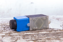 Load image into Gallery viewer, Vickers DG4V-3S-2A-M-B5-B5-60-EN21 Pilot Valve